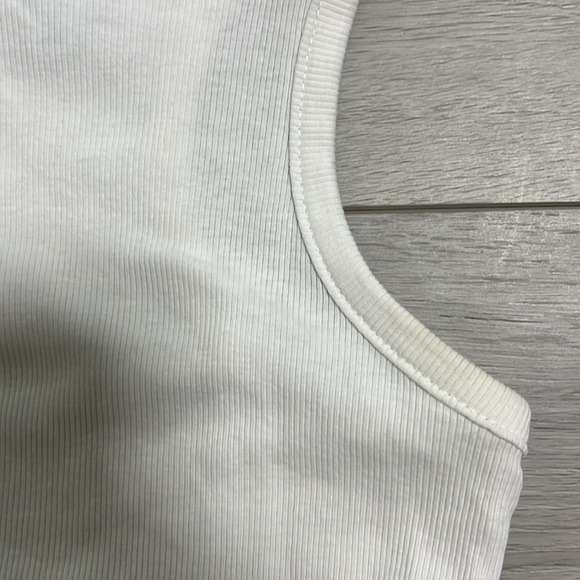 H&M Razorback Tank - Picture 3 of 3